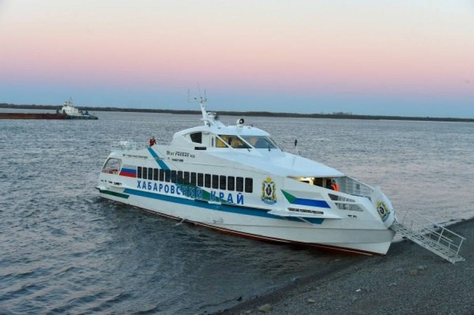 В навигацию 2025 года которая завершилась накануне у нас в крае более чем на 13 вырос объём перевозок Всего региональными речными маршрутами воспользовались 59 5 тысячи пассажиров Ещё 67 2 тысячи выбрали городские направления Для жителей некоторых населённых пунктов Метеоры единственный транспорт до Хабаровска летом Поэтому наш великий Амур выполняет и важнейшую социальную функцию В этом году по моему поручению на линию Хабаровск Фуюань вышло судно 70 лет Победы Поездки к слову стали дешевле после отмены портового сбора И с мая по октябрь состоялись 124 рейса Как вы знаете мы намерены развивать судоходство по Амуру Поэтому на достижениях останавливаться не станем будем создавать гораздо больше возможностей для передвижения между городами и сёлами а также для речных путешествий Подписывайтесь на мой канал в МАХ