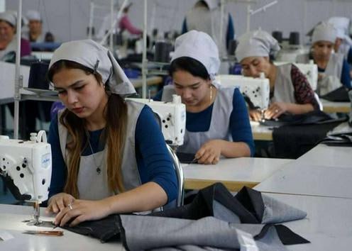 В Узбекистане в ближайшие два года власти направят 2 трлн сумов более 168 млн на поддержку около шести тысяч женских предпринимательских проектов Средства распределит компания Hamroh которая также обучит 2 8 тысячи женщин основам бизнеса и поможет двум тысячам открыть своё дело Дополнительно в стране расширят работу центров занятости и здоровья женщин в махаллях передав их под управление региональных ведомств по делам семьи и женщин на их базе появятся курсы профобучения включая швейное и кондитерское дело а также занятия по фитнесу и шейпингу Подробнее на нашем сайте Актуальные новости из Центральной Азии fergananews