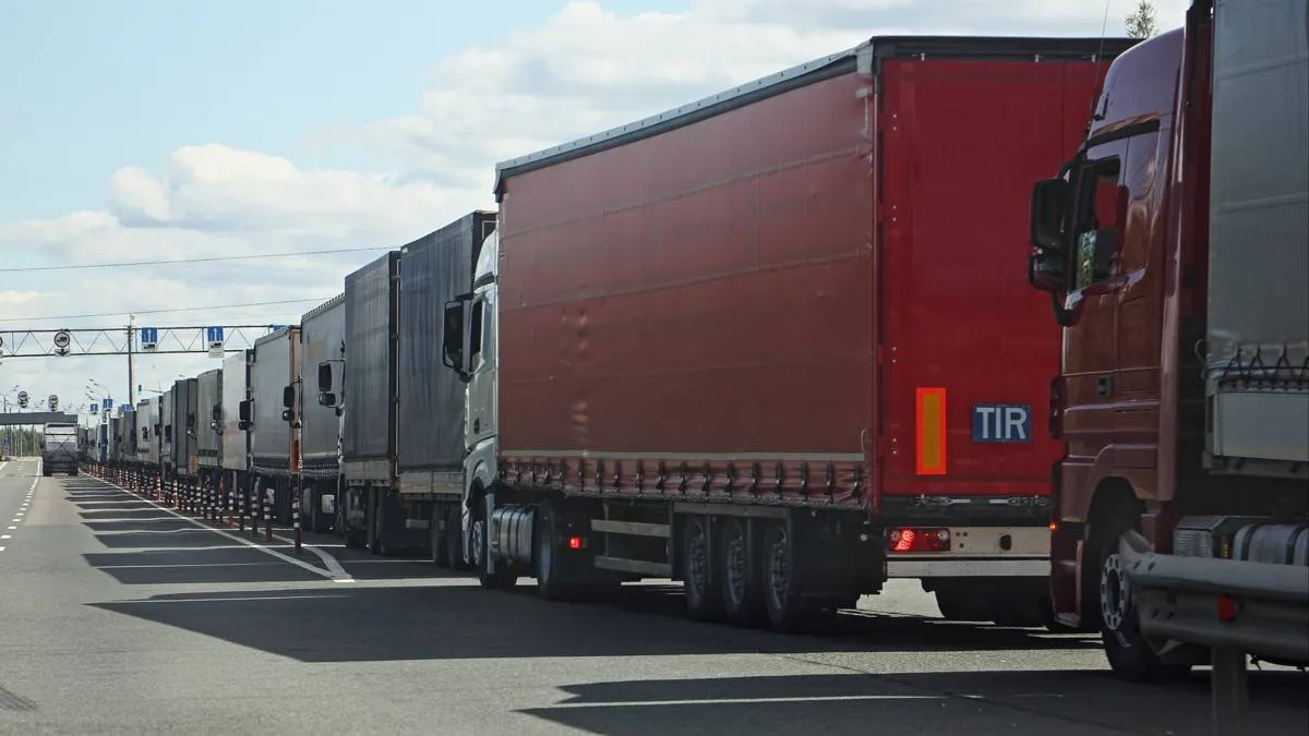 Астана объяснила скопления фур и ужесточение мер на казахстанско кыргызской границе На казахстанско кыргызской границе наблюдается замедление прохождения грузов Казахстан проводит плановые контрольные мероприятия Власти страны подчеркивают проверки носят временный и адресный характер направлены на борьбу с незаконным оборотом товаров который угрожает экономике и безопасности Астана заявляет о неизменной приверженности добрососедству с братским Кыргызстаном и нацелена на совместные усилия по наведению порядка на границе ЕЭК отмечает что эти меры входят в национальную компетенцию и не затрагивают принципы евразийской интеграции Главная цель прозрачная и законная торговля внутри ЕАЭС