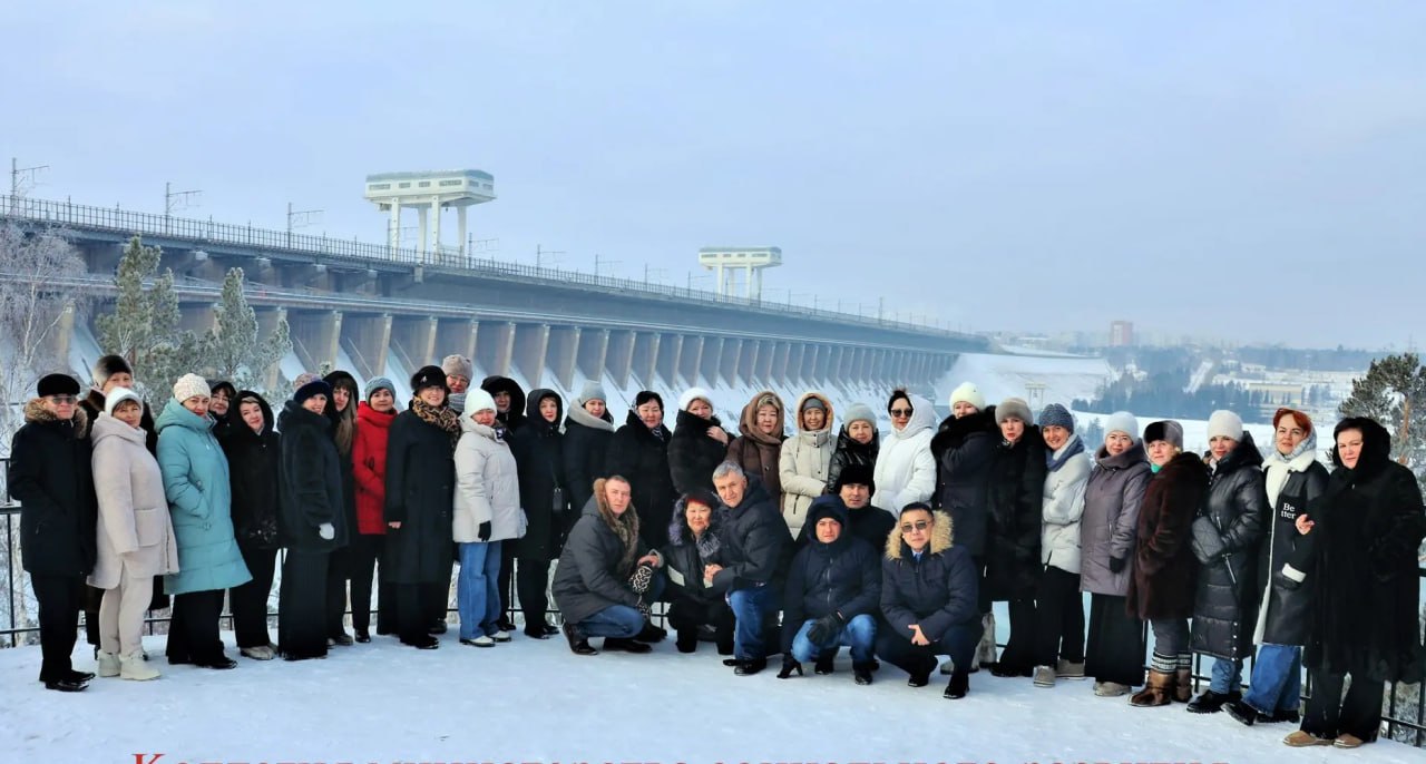 Итоги и новые задачи в работе органов социальной защиты Иркутской области рассмотрели на выездной коллегии минсоцразвития Мероприятие прошло с 10 по 11 декабря в Братске Сегодня перед органами социальной защиты стоят важнейшие задачи от успешного решения которых зависит благосостояние населения и стабильность общественной обстановки Это поддержка участников специальной военной операции и их близких повышение демографического потенциала сопровождение людей с инвалидностью увеличение продолжительности и качества жизни пожилых граждан отметил в своем докладе министр социального развития опеки и попечительства Иркутской области Владимир Родионов  Сегодня налажено четкое взаимодействие с муниципальными властями общественными организациями филиалом госфонда Защитники Отечества и многими организациями региона реализуется Модель сопровождения семей участников СВО и система реабилитации бойцов получивших инвалидность  Активно идет цифровизация отрасли из 54 услуг министерства по 30 услугам реализована возможность подачи заявления через портал Госуслуг по 18 услугам внедрен беззаявительный режим Доля обращений граждан за получением мер поддержки через портал Госуслуг неуклонно повышается и составляет 72 79 Подписывайтесь на Правительство Иркутской области в MAX