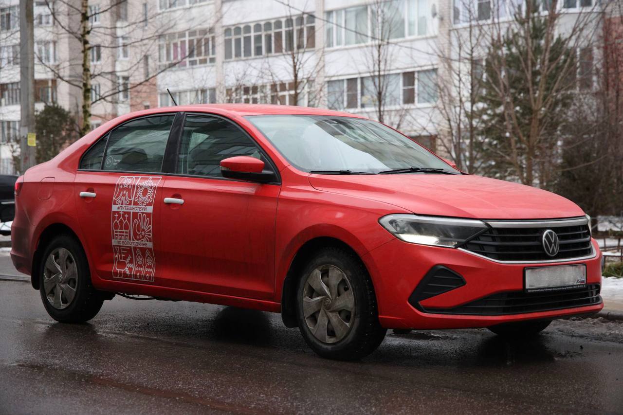Брендированные такси курсируют по улицам областной столицы Автомобили с символами дизайн кода появляются в городах Вологодчины В области завершается работа по обновлению ливрей Георгий Филимонов сообщил что до конца 2025 г новая обшивка появится у 54 машин Правительство Вологодской области Telegram MAX