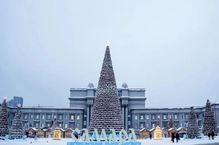 Новогодние елки уберут с площади Куйбышева до 15 февраля  В Самаре прошли торги на работы по демонтажу елочных конструкций и новогоднего комплекса на площади Куйбышева. На необходимые услуги решили выделить почти полмиллиона рублей. Так, начальная цена контракта составляла 492 800 рублей. Название организации, с которой его заключили не раскрывается.  Подрядчик должен будет выполнить все работы до 15 февраля. Новогодние конструкции начнут убирать с 1 числа.