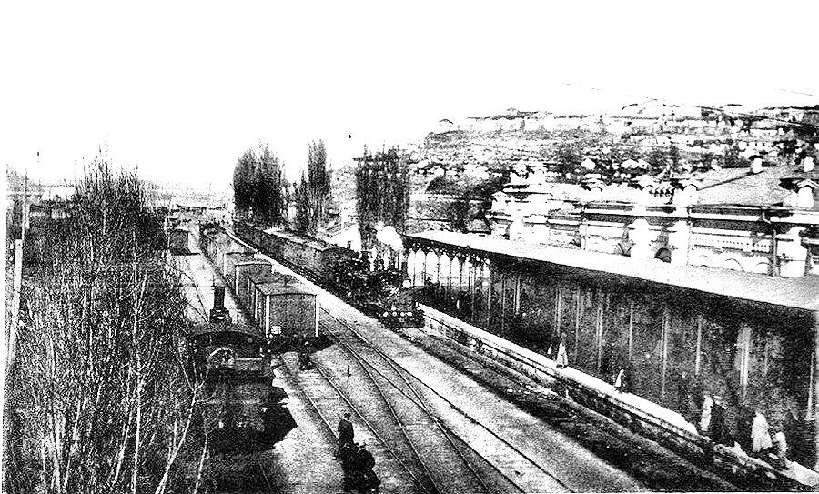 15 октября 1875 года на станцию Севастополь Лозово Севастопольской железной дороги прибыл первый товарный поезд После подписания 1 марта 1871 года Лондонской конвенции отменявшей статьи Парижского мирного договора 1856 года Российское правительство приняло решение о строительстве железной дороги для связи центральной части России с Крымом и Севастополем Это было жизненно необходимо для развития главной базы ЧФ Задача строительства железной дороги у Севастополя была очень сложной из за перепада высот кроме того было построено шесть тоннелей Площадь для железнодорожного вокзала подготовили на месте болот засыпанных при создании Лазаревского адмиралтейства Рядом на берегу Южной бухты началось строительство причалов обширных хлебных складов вместимостью до миллиона пудов зерна других портовых сооружений После начала грузового сообщения были запущены и пассажирские поезда Это резко ускорило социально экономическое и военно стратегическое развитие Севастополя