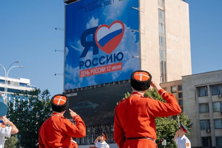 Праздник по случаю Дня России обойдется властям Кубани в 12 миллионов рублей Основные траты включают концерт с участием профессиональных артистов, включая заслуженных, и подготовку оборудования за семь млн руб., пишет портал «93.RU». На оформление Краснодара потратят 3,3 млн руб. За эту сумму город украсят девять баннеров, 267 виндеров и 132 флага, а также арт-объект в виде сердца. В 1,2 млн руб. обойдется этно-марафон «Пока мы едины — мы непобедимы!» по игре в таврели русские шахматы . Еще 974 тыс. руб. потратят на проект «Я — гражданин», включающий мастер-класс, блиц-опрос и концерт для молодежи. Также по случаю праздника проведут прием губернатора на 50 человек. Гостям вручат отдельные подарочные наборы либо с сумкой, бутылкой для воды и записной книжкой, либо с ежедневником, аккумулятором и ручкой. Кроме того, к празднику подготовят сувениры и раздадут 2500 воздушных шаров и 22 тыс. лент с триколором. В связи с ограничением на массовые мероприятия, масштабных концертов и салюта не ожидается. Отправить новость Подписаться