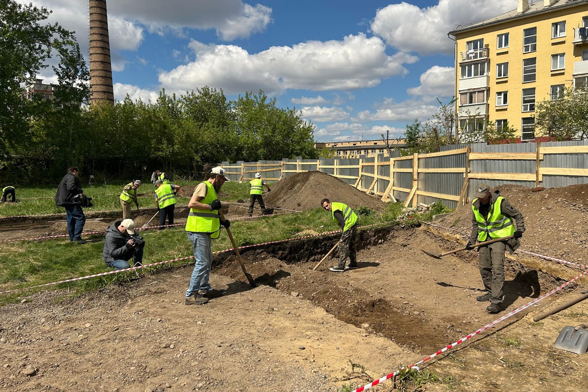 В Красноярске археологи нашли следы неолита на месте будущего Суриков-центра На строительной площадке будущего Суриков-центра в Красноярске начались масштабные археологические работы. Исследование стало обязательным этапом подготовки к строительству, и уже дало первые результаты — обнаружены культурные слои, относящиеся к эпохе неолита. Участок находится на древней террасе реки Кача. Несмотря на то, что русло давно скрыто за новыми постройками, когда-то здесь жили люди. Предварительные данные говорят о находках, датируемых 5–6 тысячелетием до нашей эры. Археологи предполагают, что в земле могут скрываться фрагменты древнего жилья, кострищ и прочие свидетельства быта. Сейчас специалисты вручную снимают слой XX века глубиной около метра, чтобы не повредить более ранние пласты. Уже обнаружена первая находка — кирпичный фундамент неизвестного здания, залегающий на глубине всего 20 см. На площадке трудятся более 20 археологов. По контракту, они должны завершить работы до 20 июня. Параллельно в июне-июле пройдут торги на выбор подрядчика для строительства самого центра, которое планируется начать в августе и завершить к лету 2027 года. Суриков-центр станет современным культурным пространством с выставочными залами, библиотекой, конференц-залом и кафе. Фото: мэрия Красноярска
