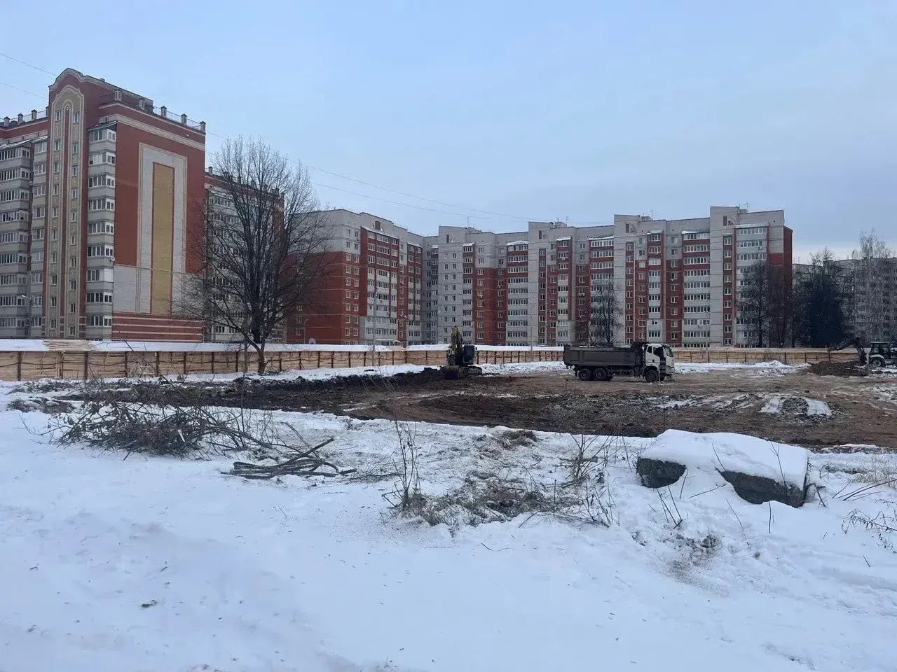 В Йошкар Оле стартовал важный этап проекта по возведению новой школы На строительной площадке в микрорайоне 6 уже установлено ограждение и размещены информационные стенды наглядно демонстрирующие масштаб предстоящих работ и будущий облик образовательного учреждения Новую школу рассчитанную на 1100 учеников планируют достроить в 2027 году Реализация проекта как уточнили в администрации города стала возможной благодаря нацпроекту Молодежь и дети