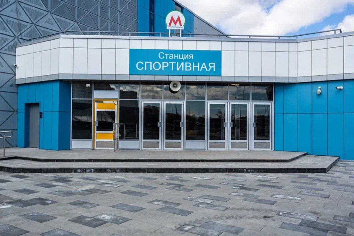 Новенькое и неупомянутое о станции метро «Спортивной» Станцию метро «Спортивная» не могут построить в Новосибирске с 2019 года. Прошлый подрядчик зарекомендовал себя как «недобросовестный», поэтому пришлось найти нового. Стало известно, что мэрия объявила конкурс на завершающий этап работ на станции. Стоимость контракта составит более 400 миллионов рублей со сроком исполнения до 25 июля 2025 года. При этом у экс-подрядчика объекта замечены значительные финансовые проблемы, в том числе и из-за «Спортивной». Подробнее – на Бабре #новосибирск