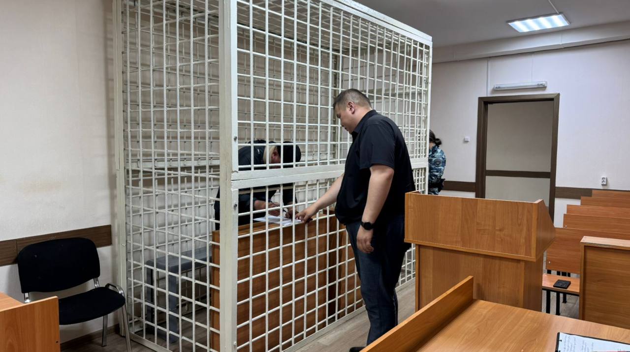 В Забайкальском крае возбуждены уголовные нела о получении взяток должностными лицами Центра ГИМС ГУ МЧС России по Забайкальскому краю  Читинская транспортная прокуратура признала законным возбуждение двух уголовных дел по п. «а» ч. 5 ст. 290 УК РФ  получение взятки группой лиц по предварительному сговору за незаконные действия .  По версии следствия, в мае текущего года начальник и старший государственный инспектор по маломерным судам Центра ГИМС ГУ МЧС России по Забайкальскому краю, находясь в сговоре, неоднократно получали от местных жителей денежные средства за незаконное оказание помощи в успешной сдаче аттестации на право управления маломерными судами.  Уголовное дело возбуждено следователем Забайкальского следственного отдела на транспорте Восточного МСУТ СК России.  #   С учетом позиции прокурора одному из соучастников израна мера пресечения в виде заключения под стражу на срок до 19 августа 2025 года.   Ход и результаты расследования находятся на контроле Читинской транспортной прокуратуры.