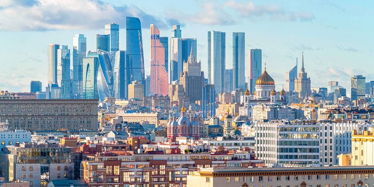 Санкции подняли экономику столицы.  Сегодня экономика Москвы демонстрирует высокие темпы роста. Так, индекс промышленного производства вырос почти на 7%, инвестиции – на 8%, а средний показатель за последние пять лет составил 4,7%.  «Если мы с вами посмотрим пятилетку до 2020 года, то Москва росла с темпом 1-2% в год. Когда на нас обрушились все невзгоды мира, мы стали расти в среднем в темпе 4,7% в течение всех пяти лет», – рассказал мэр Москвы Сергей Собянин.   В условиях охлаждения экономики городу удалось добиться устойчивого развития. Например, объем инвестиций в основной капитал за последние годы удвоился. А только за первый месяц 2025-го его прирост составил 8%.  Подъем экономики произошел в том числе за счет роста высокотехнологичного сектора и возросшего экспорта – около трети товаров столичных производителей отправляется в другие регионы России и зарубежные страны.