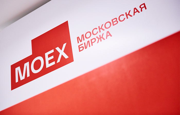 Чистая прибыль Мосбиржи по МСФО в I квартале снизилась на 33% "Московская биржа" по итогам первого квартала 2025 года получила 12,979 млрд рублей чистой прибыли по МСФО, что на 33% меньше, чем в аналогичном периоде 2024 года 19,355 млрд рублей , говорится в сообщении торговой площадки. Показатель оказался ниже консенсус-прогноза "Интерфакса". Опрошенные аналитики ожидали чистую прибыль на уровне 14 млрд рублей.