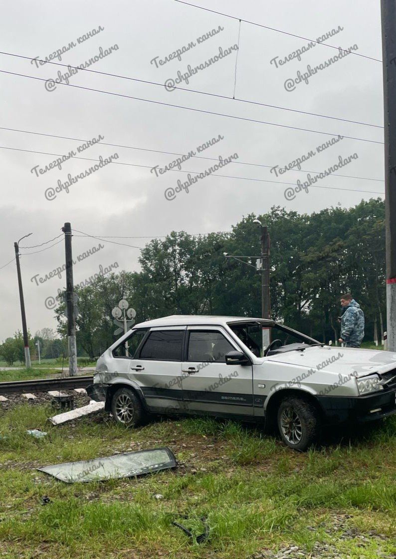На Кубани пассажирский поезд столкнулся с легковым автомобилем на железнодорожном переезде между станциями Варилка и Васюринская. В результате инцидента, произошедшего с поездом сообщением Краснодар – Кисловодск, Южная транспортная прокуратура проводит проверку. Информация о пострадавших пока отсутствует. ЧП Краснодара и края