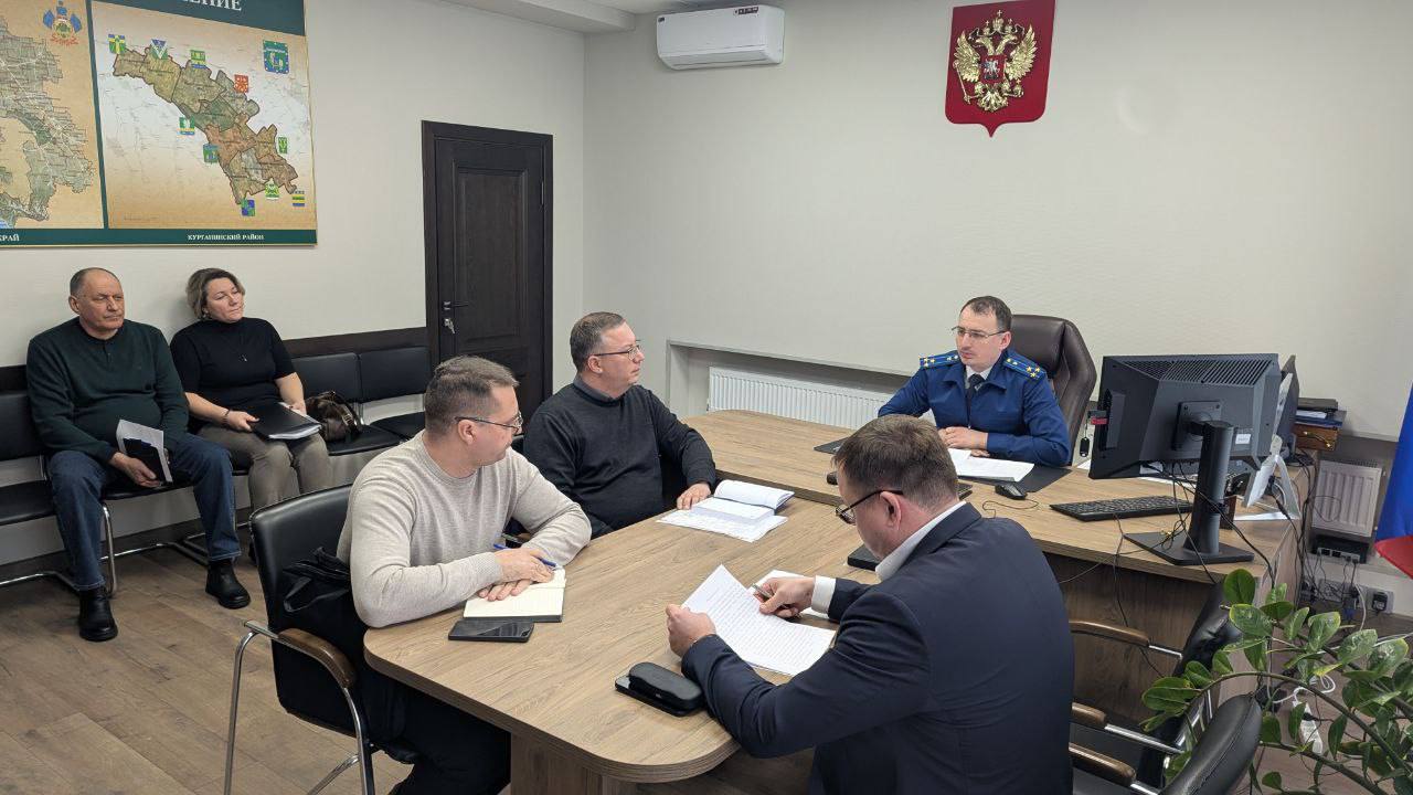 Прокурором Курганинского района Ильей Лабашевым проведено совещание межведомственной рабочей группы посвященное решению проблемных вопросов связанных с организацией работы по обращению с твердыми коммунальными отходами В ходе совещания совместно с представителями администрации Курганинского района и городского поселения Новокубанского филиала ООО ЭкоЦентр и муниципальной организации благоустройства обсуждены проблемные вопросы связанные с обеспечением соблюдения прав граждан на санитарно эпидемиологическое благополучие в том числе проблемы перенакопления площадок ТКО и отсутствия ежедневного вывоза а также иные недостатки в работе регионального оператора администраций поселений Прокурором района директору регионального оператора указано на необходимость своевременного и качественного оказания услуги по вывозу твердых коммунальных отходов Также разработан алгоритм действий для нормализации работы по вывозу мусора среди которых увеличение единиц техники на маршрутах пересмотр маршрутов в виду изменения технических характеристик автопарка предприятия укомплектование необходимого штата водителей и рабочих автоматизация планирования маршрутов для неукоснительного соблюдения графика вывоза твердых коммунальных отходов Вопрос вывоза твердых коммунальных отходов стоит на особом контроле прокуратуры района