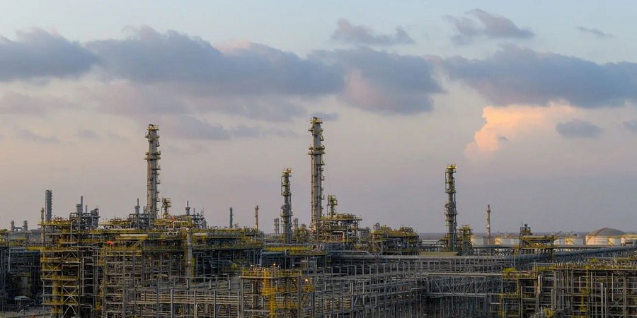 Saudi Aramco ввела в эксплуатацию новый газоперерабатывающий завод на месторождении Jafurah Saudi Aramco ввела в эксплуатацию первую очередь газоперерабатывающего завода ГПЗ на месторождении Jafurah крупнейшем проекте по добыче сланцевого газа за пределами США Производство началось с мощностью 450 млн фт3 сутки около 12 74 млн м3 сутки Ввод в эксплуатацию второй очереди ГПЗ должен состояться в 2027 г Выход предприятия на полную мощность в 2 млрд фт3 сутки около 56 6 млн м3 газа сутки ожидается к 2030 г Помимо товарного газа Aramco планирует выпускать к 2030 г более 420 млн фт3 сутки около 11 89 млн м3 сутки этана и около 630 тыс барр сутки сжиженных углеводородных газов СУГ Проект реализуется в составе стратегии королевства по увеличению доли газа и развитию нефтехимии В 2024 г Aramco привлекла 11 млрд долл США инвестиций в инфраструктуру Jafurah через сделку с консорциумом во главе с GIP Источник фотографии Saudi Aramco подписаться голосовать все новости технологии журнал