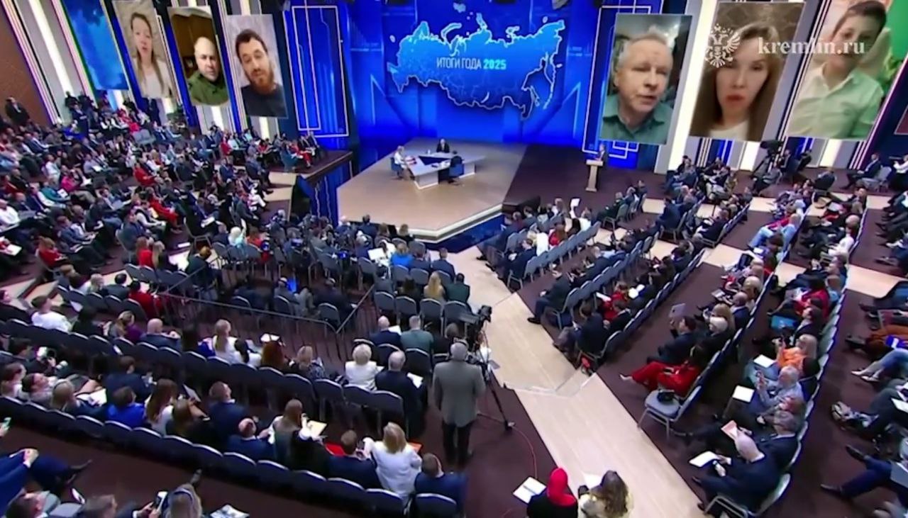 На совмещенной прямой линии и пресс конференции Президенту России Владимиру Путину поступил вопрос будет ли государство регулировать цены на дары моря чтобы они стали доступны для россиян Это непростая история Как только государственные органы начинают регулировать цены и ставить планку так товар пропадает Есть сферы где регулирование необходимо К примеру жизненно важные лекарства Вы правы рыбы на столе граждан России не хватает Есть определенные нормы и мы до них пока не дотягиваемся сказал Владимир Путин в прямом эфире По мнению главы государства для решения вопроса необходимо улучшать логистику систему налогообложения и создавать условия для строительства рыболовных судов В Сахалинской области с 2022 года по инициативе губернатора Валерия Лимаренко реализуется программа Доступная рыба Благодаря этому сахалинцы и курильчане получили возможность приобретать свежие дары моря по ценам в несколько раз ниже рыночных Из цепочки исключили посредников затраты на заморозку хранение Согласно программе Доступная рыба на Кунашире и Шикотане работают несколько торговых точек где можно приобрести рыбу и морепродукты по заниженным ценам В магазины рыбу охлажденную и мороженную поставляют три рыбоперерабатывающих островных предприятий