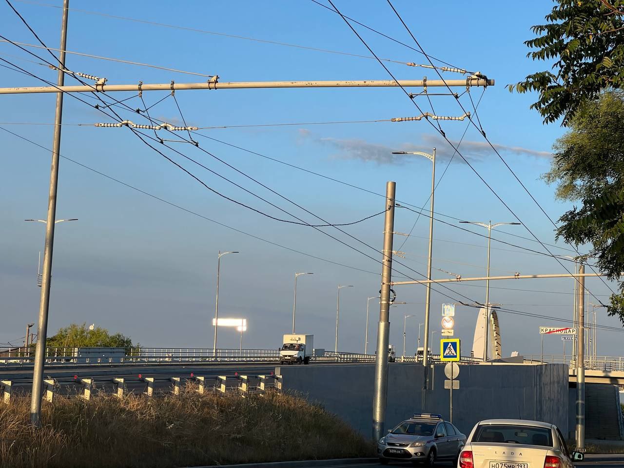 Пенсионер погиб после падения с Яблоновского моста в Краснодаре Очевидцы увидели, как произошёл страшный инцидент. 68-летний мужчина упал с Яблоновского моста. Люди сообщили, что его пытались поймать полицейские. От падения пострадавший получил травмы, не совместимые с жизнью. Сообщается, что СУ СКР по краю проводит проверку. Устанавливаются все обстоятельства происшествия. Телеканал «Краснодар»