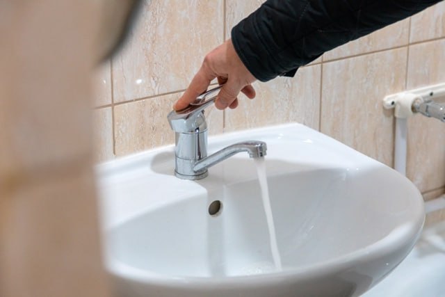 В Искателей водоснабжающей организации предписано контролировать качество воды Нарушения в работе МУП Посжилкомсервис установили в Департаменте внутреннего контроля и надзора НАО Профильное ведомство провело внеплановую проверку муниципального предприятия после обращения одного из жителей многоквартирного дома на улице Губкина По законодательству исполнитель коммунальной услуги обязан контролировать качество поставляемого ресурса а при поступлении жалоб проводить проверки При поступлении сообщения о грязной воде диспетчерская служба обязана зарегистрировать его в журнале указав дату и время обращения и направить на место своего представителя для проверки в течение 2 часов либо позже по согласованию с заявителем пояснили в Департаменте Жилищные инспекторы выявили что МУП Посжилкомсервис не проверило качество воды по жалобе жителя направленной в начале июля 2025 года Управляющая компания дома за свой счёт была вынуждена организовать проверку которая подтвердила недостатки качества воды Также заявителю своевременно не пересчитали стоимость холодной и горячей воды за период с момента подачи жалобы По итогам проверки Искательскому МУП Посжилкомсервис предписано обеспечить проведение проверок качества коммунальных ресурсов при поступлении обращений потребителей и произвести перерасчёт платы за весь период нарушения качества водоснабжения Фото Александра Берг НАО24