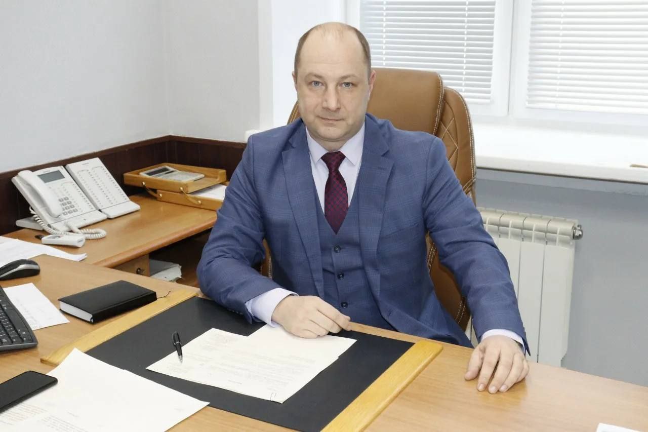 Первого замглавы Железногорска Романа Вычужанина задержали по подозрению в превышении должностных полномочий Об этом сообщает ТАСС со ссылкой на правоохранителей Он принял работы по ликвидации несанкционированной свалки на 3 8 млн рублей отходы вывез не на полигон а куда то в такое же несанкционированное место tvknew