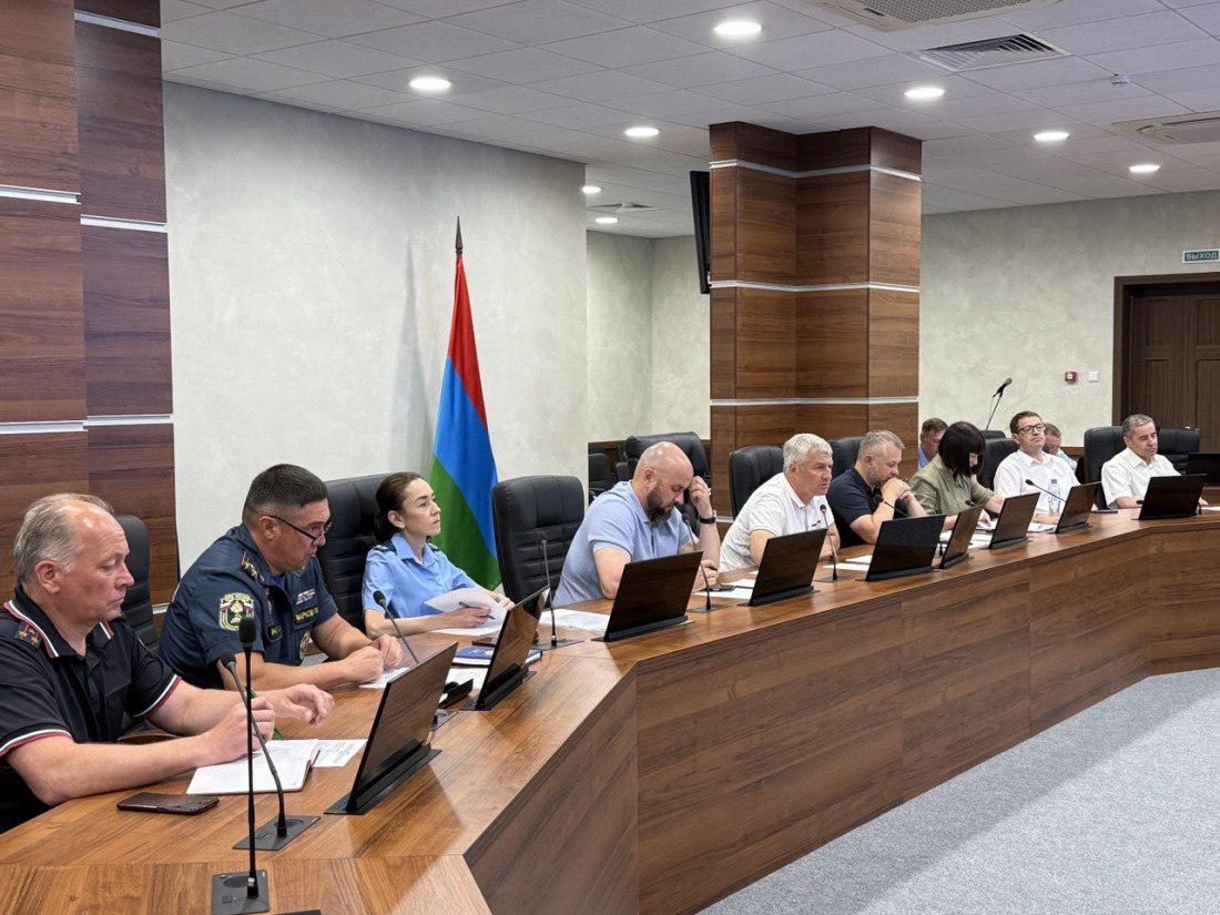 В Карелии огнеборцы снизили площадь лесных пожаров  За сутки удалось уменьшить общую зону возгорания с 1696 до 1597 га. Сегодня планируется локализовать значительное возгорание в Кемском районе. Об этом сообщил в ходе заседания Комиссии по предупреждению и ликвидации чрезвычайных ситуаций и обеспечению пожарной безопасности республики Глава региона Артур Парфенчиков.  Министр природных ресурсов и экологии республики Янина Свидская доложила руководителю региона, что 4 августа планируется локализовать шесть лесных пожаров на площади 277 га, а также полностью потушить шесть возгораний на площади 51 га.  Подробнее - по ссылке