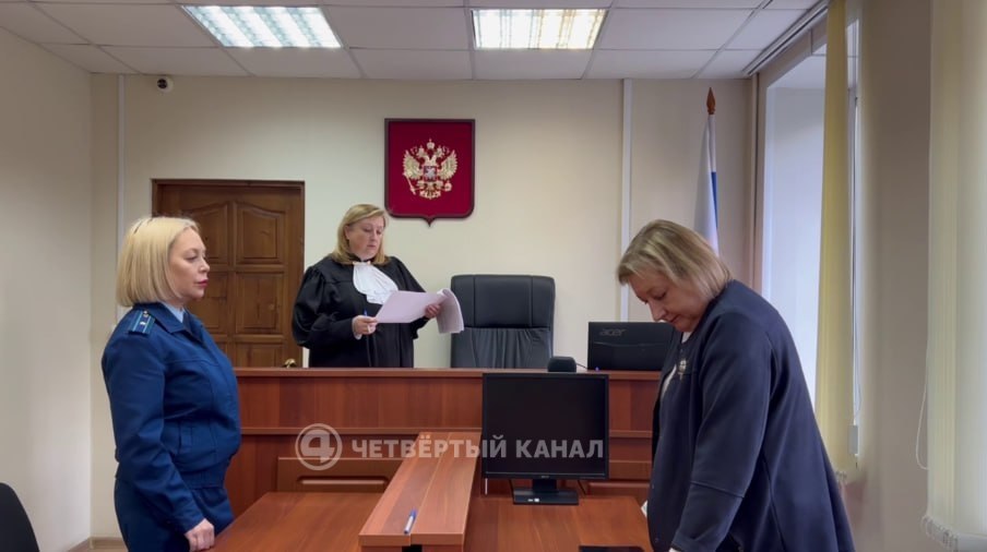 Штраф 50 тысяч рублей получила чиновница из Верхней Пышмы за лишение сироты квартиры Суд выяснил что замначальника соцуправления 23 в Верхней Пышме подписала приказ об исключении девушки из очереди Проверка показала что сирота якобы уже имеет жильё в Нижегородской области На самом деле она давно не жила там и была зарегистрирована в Свердловской области Из за этого в 2022 году сирота не получила положенную квартиру После этого девушку восстановили в очереди а в августе 2025 го она получила сертификат на покупку жилья на 3 7 млн рублей Замначальника соцуправления оштрафовали на 50 тысяч рублей но от наказания освободили по истечении срока давности Однако и этот приговор она планирует обжаловать девушка сама виновата могла сообщить что назад переехала еще и штраф обжаловать будет За такую ошибку надо хотя бы как то ответить Подписаться на 4 канал Мы в MAX