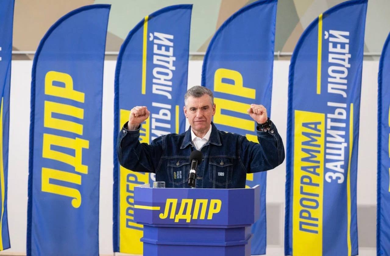 ЛДПР против беспредела коллекторов и микрофинансовых организаций ЛДПР предложила запретить микрофинансовым организациям МФО передавать долги граждан коллекторам без согласия заёмщика. Соответствующий законопроект фракция внесла в Госдуму 10 июля. Цель — прекратить агрессивную практику выбивания долгов, особенно в отношении пенсионеров, студентов и малообеспеченных граждан. «Мы не можем безучастно наблюдать, как простых русских людей беззастенчиво загоняют в долговую кабалу. Сложилась порочная практика, когда дельцы-процентщики передают просроченные долги граждан коллекторским агентствам. ЛДПР давно требует полностью запретить коллекторские организации в России, будем этого добиваться, а пока мы не позволим тянуть жилы из наших людей», — заявил Председатель ЛДПР Леонид Слуцкий. ЛДПР давно требует полного запрета коллекторов, а пока добивается реальных шагов по защите граждан от психологического давления и вымогательства.