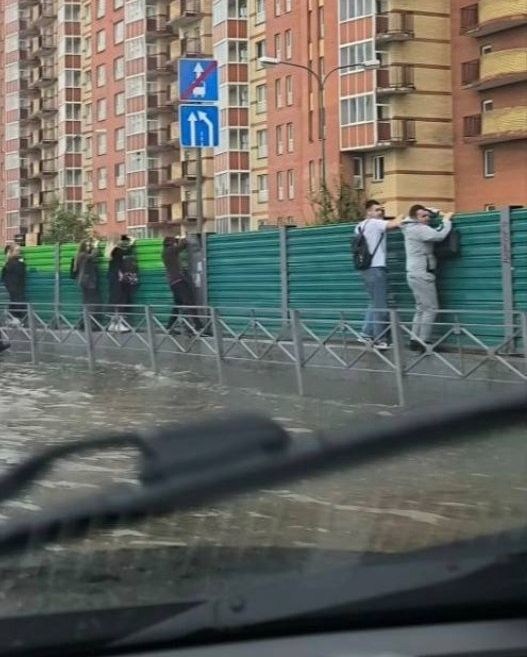ЦГМС Вологодской области сообщает, что, вопреки первоначальному прогнозу, циклонический вихрь задержался в центральных регионах России, и его смещения на Северо-Запад пока не ожидается. Так что таких масштабных дождей, какие прошли сегодня утром в Москве и Подмосковье, можно не бояться. Напомним, там сегодня выпало 58% от месячной нормы осадков, затоплены дороги и подземные переходы . Ни сегодня, ни завтра Вологду не затопит, а дожди будут носить локальный и кратковременный характер. Будет тепло - от +23 до +28 градусов. Из хороших новостей - летнее тепло сохранится на Вологодчине до конца недели.