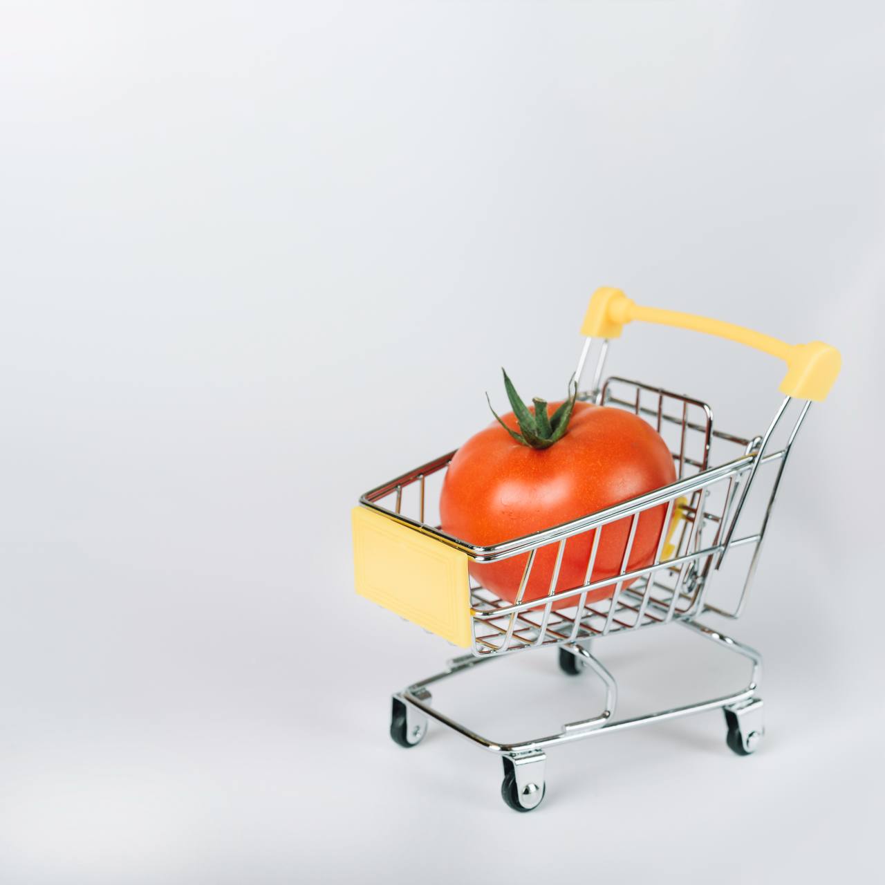 Почти в 9 тысяч рублей обошлась продуктовая корзина в августе в Петербурге В минувшем августе минимальная стоимость продуктовой корзины в городе составила 8648 рублей Это на 4 3 процента ниже чем в июле сообщает Петростат Заметно подешевели некоторые овощи Например стоимость капусты белокочанной снизилась на 26 3 процента картофеля на 25 1 процента помидоров на 14 1 процента А вот огурцы подорожали причём на 19 2 процента Также стали дешевле мороженые креветки молоко для детей сахар песок и куриные окорочка Freepik Подпишись на Комсомольскую правду СПб отдай свой буст нам