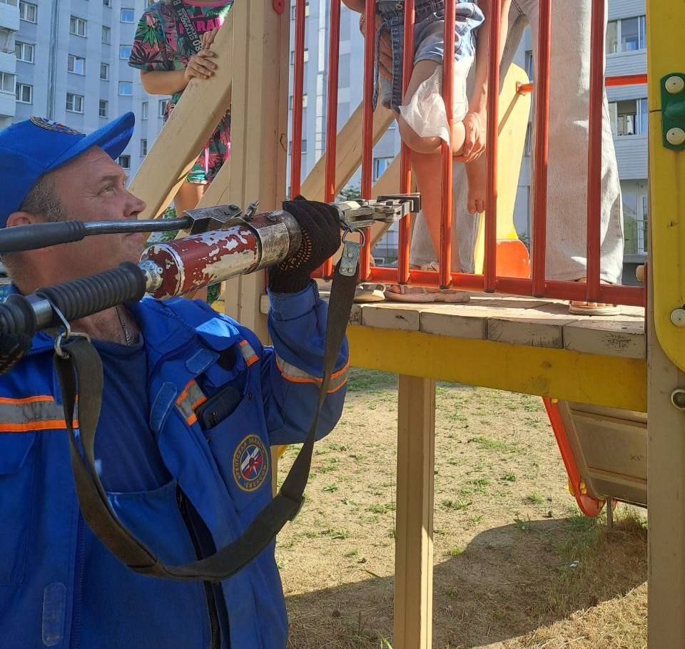 Спасатели освободили застрявшую ногу ребёнка на детской площадке в Ангарске Инцидент произошёл вчера во дворе дома в одном из микрорайонов Ангарска. На детской игровой площадке между металлическими прутьями горки застряла нога ребёнка 2018 года рождения. На место происшествия оперативно прибыли спасатели Юго-Западного поисково-спасательного отряда. Специалисты использовали гидравлический аварийно-спасательный инструмент «Круг» для освобождения ребёнка. Благодаря профессиональным действиям спасателей, металлические элементы ограждения были успешно разжаты, и нога ребенка освобождена. Спасатели напоминают родителям о необходимости постоянного контроля за детьми во время игр на детских площадках и соблюдения правил безопасности.