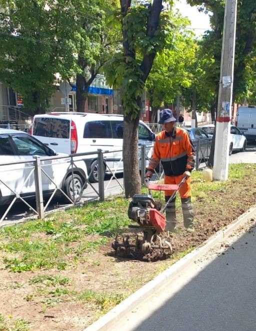 В Симферополе продолжаются работы по благоустройству газонов! В первую очередь сотрудники муниципального учреждения «Город» проводят подготовительные мероприятия: убирают листву, ветки и мусор, выравнивают газоны и занимаются рыхлением почвы. После завершения этих этапов осуществляется гидропосев газонной травы. Красивые и ухоженные газоны — это залог привлекательности нашего города!