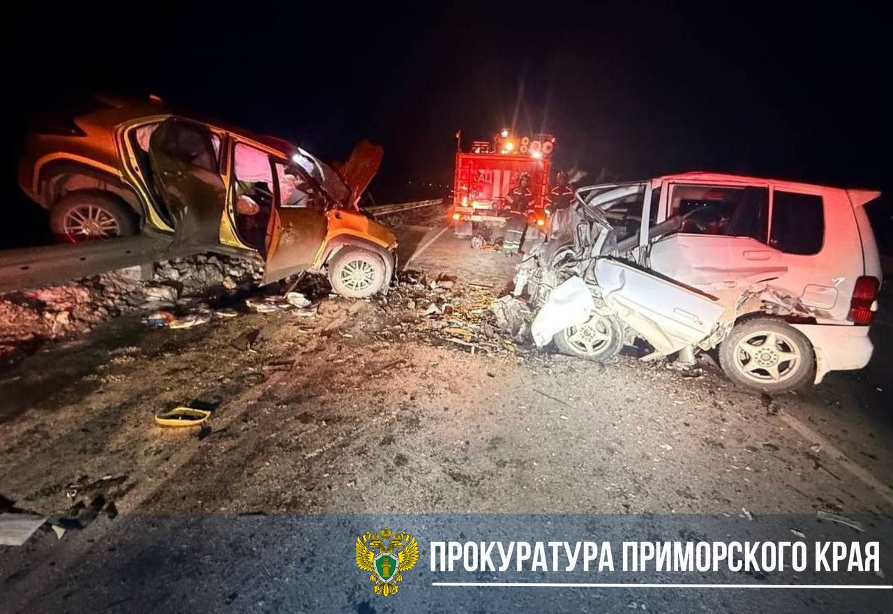 Смертельная авария с участием Mazda Demio и Toyota Yaris произошла вечером 23 января в Шкотовском районе Приморского края При неизвестных обстоятельствах автомобили столкнулись друг с другом и получили серьезные повреждения а также погибли сразу три человека Авария произошла в районе поселка Шкотово Погибшими оказались водитель Mazda а также водитель и пассажир Toyota Еще два пассажира Toyota в том числе ребенок 2012 года рождения получили травмы Пострадавших доставили в больницу для оказания медицинской помощи но информации о их состоянии нет Ситуацию взяла под контроль прокуратура Фото прокуратура Приморского края Подписаться в Telegram    Подписаться в MAX