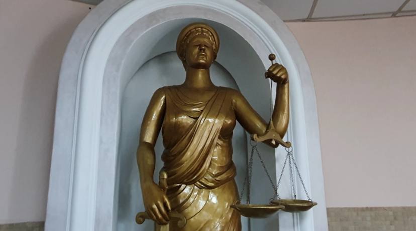 В суд направили дела о хищении более 218 млн рублей при газификации Читы Зампрокурора Алексей Радченко утвердил обвинения в мошенничестве с использованием служебного положения организованной группой ч 4 ст 159 УК РФ против организатора группы Станислава Неверова и жителя Новосибирска С 2023 года на газификацию частных домов в рамках нацпроекта Экология выделялось более 1 5 млрд рублей Злоумышленники заключали фиктивные договоры и выдали беспроцентные займы похитив 49 млн рублей с июня по август 2023 года и 169 8 млн рублей с августа 2023 по апрель 2024 Житель Новосибирска задержан и арестован Неверов уже отбывает наказание за мошенничество связанное с концессионными соглашениями и газификацией Арестовано имущества обвиняемых на 14 млн рублей Дела переданы в Центральный районный суд Читы ZAB RU