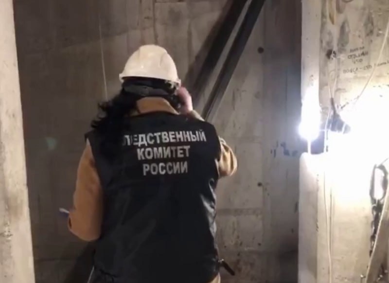 Воронежского начальника монтажного участка отдадут под суд за смерть трех подчиненных В Воронеже завершено расследование трагедии случившейся 28 октября 2024 года на улице Донбасской В этот день на стройке при монтаже лифтового оборудования погибло трое рабочих Как окончательно выяснилось теперь из за того что не были обеспечены безопасные условия труда подъемник с монтажниками рухнул с большой высоты Все кто находился на подъемнике погибли Обвиняемым по уголовному делу стал начальник участка монтажной службы Он будет отвечать перед судом по статье 216 УК РФ Нарушение правил безопасности при ведении строительных и иных работ Ему вменяется часть три так как нарушение повлекло гибель двух и более лиц На усмотрение судьи грозить ему могут следующие кары Принудительные работы на срок до 5 лет с лишением права занимать определенные должности на срок до 3 лет или без такового Лишение свободы на срок до 7 лет с аналогичной оговоркой Блокнот Воронеж в МAХ Подпишись