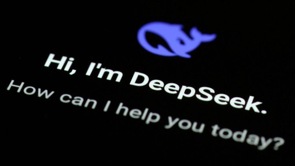 Инвесторы бегут из Индии в Китай: как DeepSeek взорвала фондовый рынок?  В конце января 2025 года китайская нейросеть DeepSeek произвела настоящий фурор в технологическом мире    Согласно данным Bloomberg, популярность DeepSeek привела к притоку около $1,3 трлн  !!!  новых инвестиций в китайский фондовый рынок!  >>> Этот внушительный рост обусловлен доверием инвесторов к перспективам китайских ИИ-технологий      Интересно, что на фоне успеха DeepSeek индийский фондовый рынок за тот же период зафиксировал отток средств на сумму около $720 млрд…  Эксперты предполагают, что инвесторы переориентировали свои вложения из Индии -> в Китай, увидев в последнем более привлекательные возможности    Аналитик азиатских рынков Кен Вонг отметил:  Эта нейросеть показала, что в Китае действительно есть компании, которые формируют жизненно важную часть всей ИИ-экосистемы   Согласны с мнением эксперта?