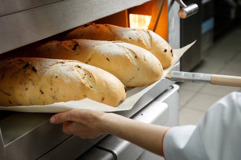 В Херсонской области будут выделять субсидии для хлебопекарных предприятий. Предприниматели смогут получить возмещение части затрат на производство и реализацию хлеба, а также хлебобулочных изделий за период январь-июнь 2025 года. Субсидия составляет 5 000 рублей за тонну, однако не может превышать фактические затраты. Сроки подачи заявок: 25 июля – 25 августа 2025 года. Место и время подачи заявки: Херсонская область, с. Счастливцево, ул. Набережная, 10. Приём документов осуществляется с понедельника по пятницу с 9:00 до 18:00 перерыв с 13:00 до 14:00 . Контактные телефоны для справок: +7 990 194 84 77, +7 990 111 95 57. Электронная почта: mcxks .ru