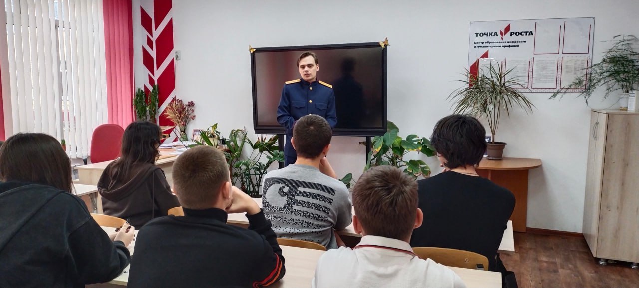 Старший следователь четвертого отдела по расследованию особо важных дел о преступлениях прошлых лет следственного управления Следственного комитета России СКР по Волгоградской области старший лейтенант юстиции Сергей Епифанов провёл профориентационное занятие для старшеклассников МКОУ Нехаевская средняя школа Как уточнили в СКР встреча состоялась в рамках Всероссийского проекта Россия мои горизонты Сергей Андреевич подробно рассказал о своей профессии о специфике расследования преступлений и особенностях взаимодействия со свидетелями и потерпевшими в том числе несовершеннолетними Отдельное внимание он уделил наиболее распространённым видам преступлений которые совершают подростки Подчеркивая важность правосознания следователь отметил что знание закона и ответственное поведение в повседневной жизни и интернет среде являются ключевыми факторами позволяющими молодёжи избежать рисков и сделать осознанный выбор будущей профессии neshukar