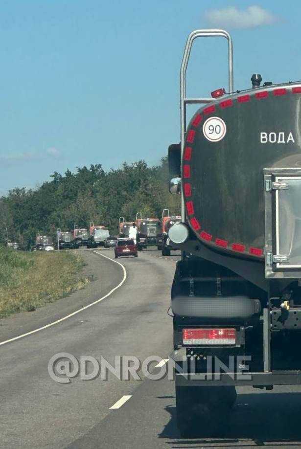 В ДНР продолжают прибывать водовозы  По поручению Президента РФ Владимира Путина Москва направила в республику 75 водовозов.  Автоцистерны будут работать в две смены и подвозить воду в те районы, куда она не доходит по графику.  Подписаться