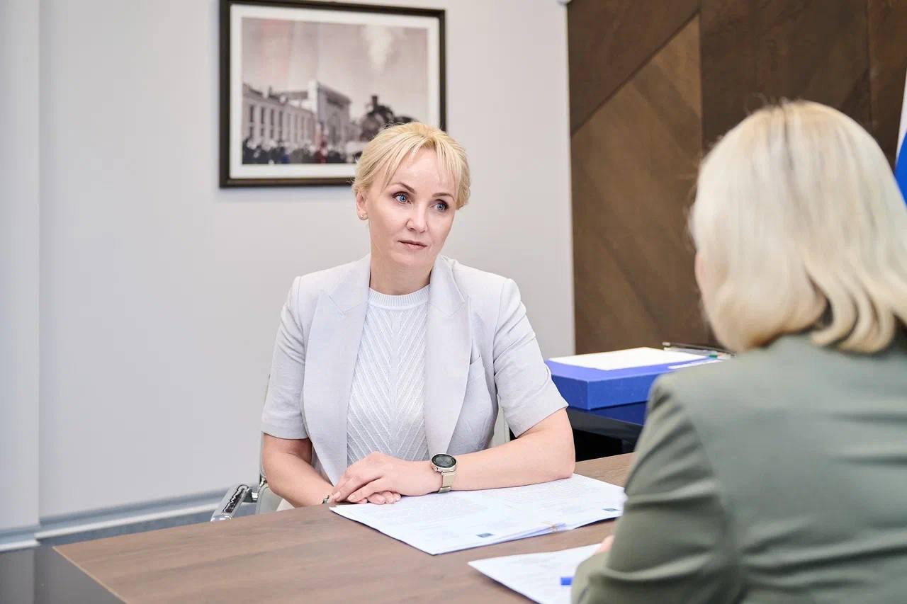 Посетила с рабочим визитом Еврейскую автономную область На встрече с врио Губернатора Марией Костюк подробно поговорили про ключевые инфраструктурные инициативы в сфере культуры. В частности, обсудили ремонт Биробиджанской областной филармонии и Биробиджанского колледжа культуры и искусств, а также переоборудование культурно-досуговых учреждений в малых городах и посёлках. Ещё одной важной темой разговора стало проведение Международного фестиваля Еврейской культуры и искусства. В регионе оказались очень востребованными такие мероприятия нацпроекта «Культура», как оснащение модельных библиотек и капремонт домов культуры. В рамках нацпроекта «Семья» детские школы искусств получат новые музыкальные инструменты, оборудование и учебные материалы. Продолжается развитие «Пушкинской карты». С начала реализации программы её участниками в Еврейской автономной области стали почти 15 тысяч человек, что составляет 93% молодых людей в возрасте от 14 до 22 лет. Они приобрели более 100 тысяч билетов почти на 47 миллионов рублей. Самые посещаемые учреждения – Театр Кукол «Кудесник», Областной краеведческий музей и Биробиджанская областная филармония. Кроме того, вручила ведомственные награды выдающимся деятелям культуры Еврейской автономной области, внесшим значимый вклад в развитие отрасли. Всего были награждены 11 человек, в том числе коллектив народного ансамбля «Камышинка».