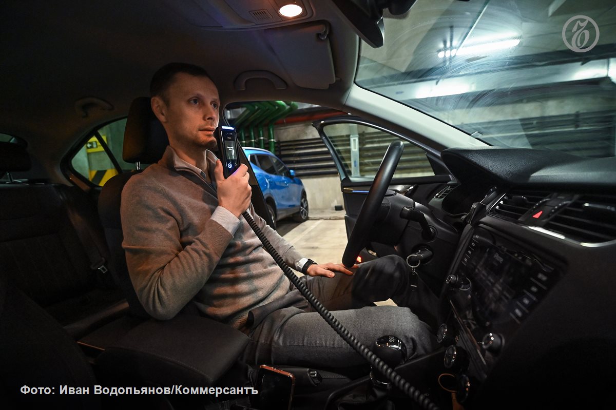 Автомобильные алкозамки не позволяющие нетрезвым автомобилистам запустить двигатель транспортного средства будут передавать данные в систему реагирования на ДТП ЭРА ГЛОНАСС Настраиваться приборы будут исходя из закрепленных в законодательстве пороговых значений содержания алкоголя в выдохе Изменения в соответствующий ГОСТ выяснил Ъ подготовило ФГУП НАМИ Алкозамки пока не являются обязательными но в будущем уверены разработчики документа устройства могут заинтересовать таксопарки и сервисы каршеринга В МВД ранее говорили что для массового применения приборов нужно менять законодательство Ъузнал
