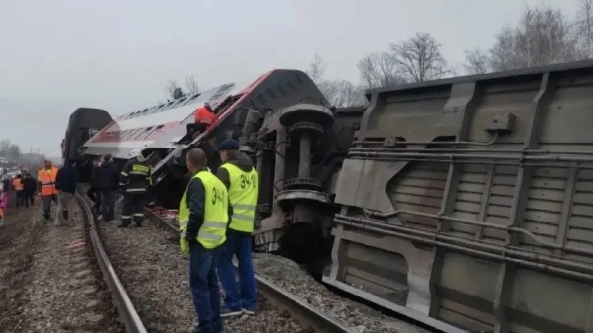 1  2  3  Самарскому инженеру предъявили обвинение из за крушения пассажирского поезда По версии следствия 27 марта 2026 года он получил расшифровку дефектограммы железнодорожного полотна на участке Куйбышевской железной дороги В ней были указаны дефекты но инженер не назначил повторную более точную проверку Его обвиняют по части 1 статьи 263 УК РФ нарушение правил безопасности на железнодорожном транспорте 3 апреля на 953 м километре перегона между станциями Путевой и Бряндино у пассажирского поезда Москва Челябинск сошли с рельсов 8 вагонов Причина лопнувший рельс Тот самый дефект который вовремя не заметили В аварии пострадали больше 80 пассажиров в том числе дети У всех травмы разной степени тяжести Повреждена и инфраструктура РЖД Сколько точно составил ущерб сейчас выясняют Приволжская транспортная прокуратура ГТРК Самара MAX lВК lОК lСАЙТ