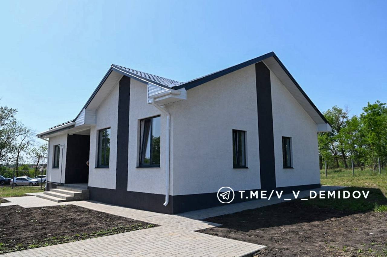 Еще семь белгородских многодетных семей получили ключи от новых домов Губернатор Вячеслав Гладков вместе с мэром города Валентином Демидовым вручили новосёлам ключи от просторных, светлых домов на улице Василия Букаева. Осенью семьям помогут вспахать участки и передадут саженцы плодовых деревьев. Каждой семье помогут разобраться с программой соцконтрактов — это реальная возможность существенно увеличить доход, что так важно для многодетных семей. Жесть Белгород - подписаться