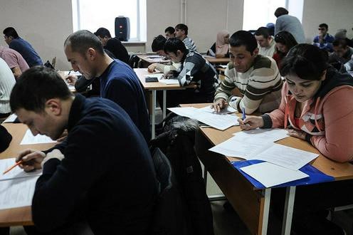 В пяти регионах России — Кемеровской и Челябинской областях, Хабаровском крае, Якутии и Татарстане — откроются адаптационные центры для мигрантов. Там будут проводить краткие лекционные курсы о правилах пребывания, жизни и работы в РФ, сообщил глава ФАДН Игорь Баринов. На первоначальном этапе курсы можно посещать добровольно и бесплатно. Курс включает блоки по миграционному и трудовому законодательству, ответственности за правонарушения, нормам поведения, основам российской истории и культуры, а также профилактике экстремизма. Лекции будут проходить либо в миграционных центрах около часа , либо у работодателей несколько часов , каждый блок займет 20–30 минут.