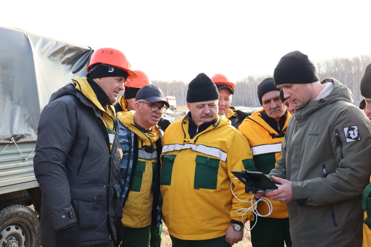 За пять лет число лесных пожаров в крае возникших по вине людей сократилось почти в три раза Если в 2020 году было зарегистрировано 433 таких возгорания то в 2025 году 156 Результат достигнут благодаря комплексному подходу сочетающему масштабную техническую модернизацию в рамках Экологическое благополучие и системную профилактическую работу с населением Сегодня в распоряжении специалистов краевого Лесопожарного центра центра почти 2500 единиц современной техники и оборудования 47 беспилотных летательных аппаратов и система видеомониторинга из 170 камер Параллельно штат расширили на 600 человек Сотрудники ежегодно проводят сотни просветительских мероприятий лекции беседы выездные акции Особый акцент делается на работе с подрастающим поколением Больше оперативной информации в МАХ