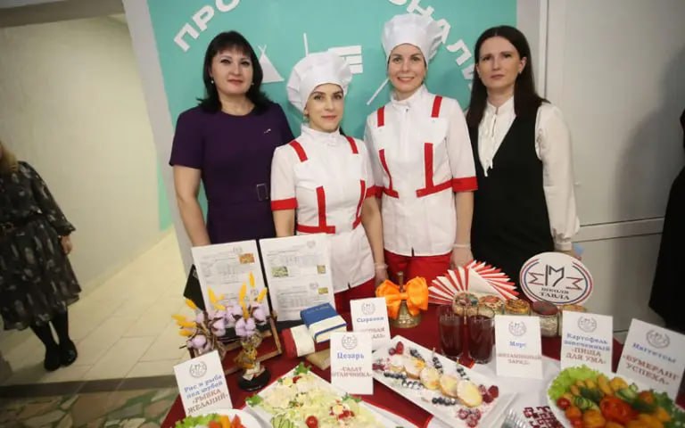 7-9 ноября в Саранске пройдет Всероссийский конкурс «Лучшая школьная столовая». Участниками федерального этапа конкурса станут более 110 команд и 50 школьных поваров из 75 регионов страны. Мордовию представляют победители регионального этапа: Центр образования «Тавла»-средняя школа №17 Саранска — в номинации «Лучшая столовая городской школы», Ромодановская средняя школа №2 — в номинации «Лучшая столовая сельской школы», повар Центра образования «Тавла» Анна Докучаева — в индивидуальном конкурсе поваров.  Начнутся состязания в техникуме пищевой и перерабатывающей промышленности конкурсом поваров «Кулинарный поединок». А в Республиканском дворце культуры команды представят тематические столы «Школьное питание 3.0».  В пятницу в Центре образования № 15 «Высота» пройдет Всероссийская научно-практическая конференция. А затем — блиц-турнир, квест-практикум и подведение итогов конкурса. В субботу, станут известны имена суперфиналистов. А суперфинал пройдет в Москве.