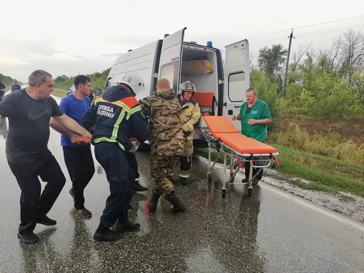 Сегодня в 12:40 в Службу «112» поступило сообщение о том, что в Марксовском районе вблизи села Бородаевка произошло столкновение Ваз-2107 и zeekr.   В результате ДТП из ваз-2107 погибли два человека. Спасатели областной службы спасения при помощи гидравлического инструмента деблокировали тела погибших.   Из второго автомобиля пострадал мужчина 1983 г.р. Пострадавший госпитализирован.   На месте работают спасатели областной службы спасения, медики скорой помощи, сотрудники ДПС. Все обстоятельства произошедшего выясняются.