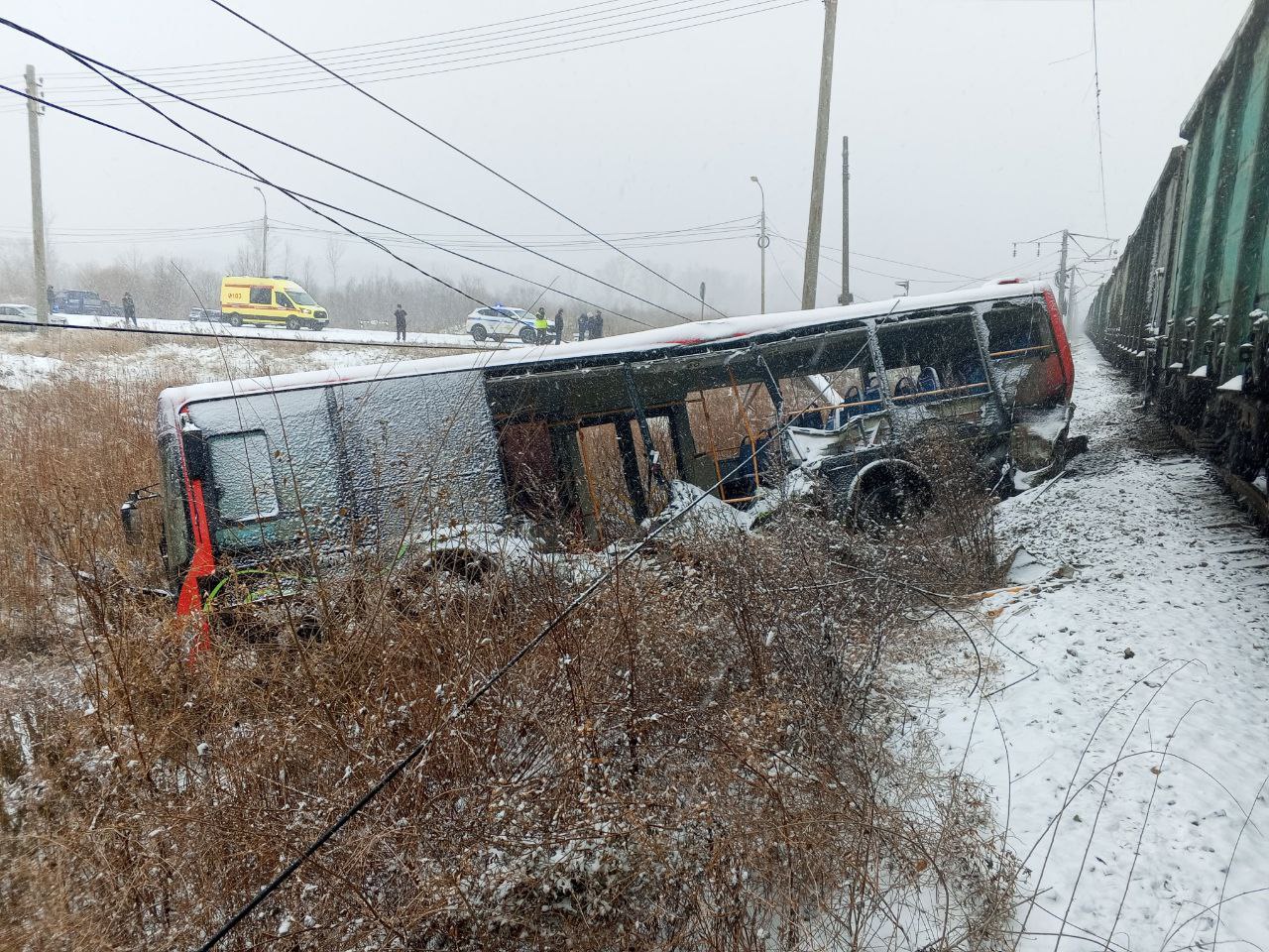 Задержки зарплат и изжившие себя автобусы перевозчиков проверили в Хабаровске Прокуратура провела проверку организаций осуществляющих перевозки по наиболее крупным маршрутам в Железнодорожном районе Поводом послужила авария на ж д путях с участием автобуса 40 произошедшая в ноябре прошлого года По результатам был выявлен ряд нарушений Автобусы выпускаются на линию с превышением предельного допустимого срока их эксплуатации Пути следования автобусов не соответствовали утвержденному маршруту Работникам не обеспечивается своевременная выплата заработной платы Медкабинеты для проведения осмотров водителей не оборудованы в соответствии с требованиями и т д Четырем перевозчикам внесли представления В отношении должностных лиц возбуждены административные дела Виновным назначены штрафы на общую сумму 183 тысячи рублей еще 6 дел находятся на рассмотрении Также работникам выплачена задержанная зарплата Будь в курсе событий везде ОК VK MAX