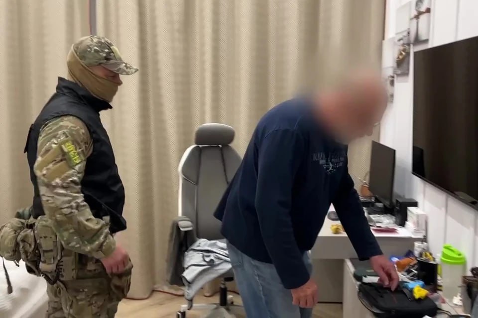 В СУ Следственного комитета по Челябинской области возбудили еще одно уголовное дело о взятке в отношении бывшего начальника отдела финансирования недвижимости крупного банка Во время расследования сотрудники ФСБ обнаружили что мужчина получил туристические сертификаты на 1 5 млн рублей от заместителя гендиректора компании застройщика За мзду сотрудник банка обещал фирме помочь с кредитными линиями и скорейшим рассмотрением заявок на займы Подписаться на chelkp Мы в MAX