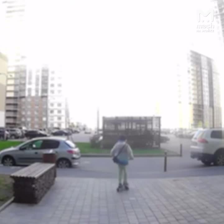 Доставщик сбил ребенка во дворе на Ивинской и скрылся с места происшествия