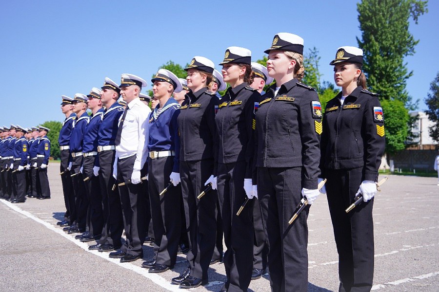 В военно-морском институте Калининграда прошла церемония выпуска офицеров ВМФ «Среди 112 выпускников — представители различных регионов России: Ставропольского, Камчатского, Приморского, Краснодарского краев; Республик Башкортостан, Мордовия, Чувашия, Бурятия; Тамбовской, Брянской, Воронежской, Новгородской, Калининградской, Кировской, Курской, Нижегородской областей и других регионов России. <...>Традиционно лучшим выпускникам атрибуты флотского офицера вручили боевые адмиралы, прошедшие военную службу на кораблях и подводных лодках ВМФ России. Среди выпускников 2025 года — 1 золотой медалист и 17 краснодипломников, 5 офицеров ВМФ — представительницы прекрасного пола», — рассказали в пресс-службе Балтфлота. Фото пресс-службы БФ