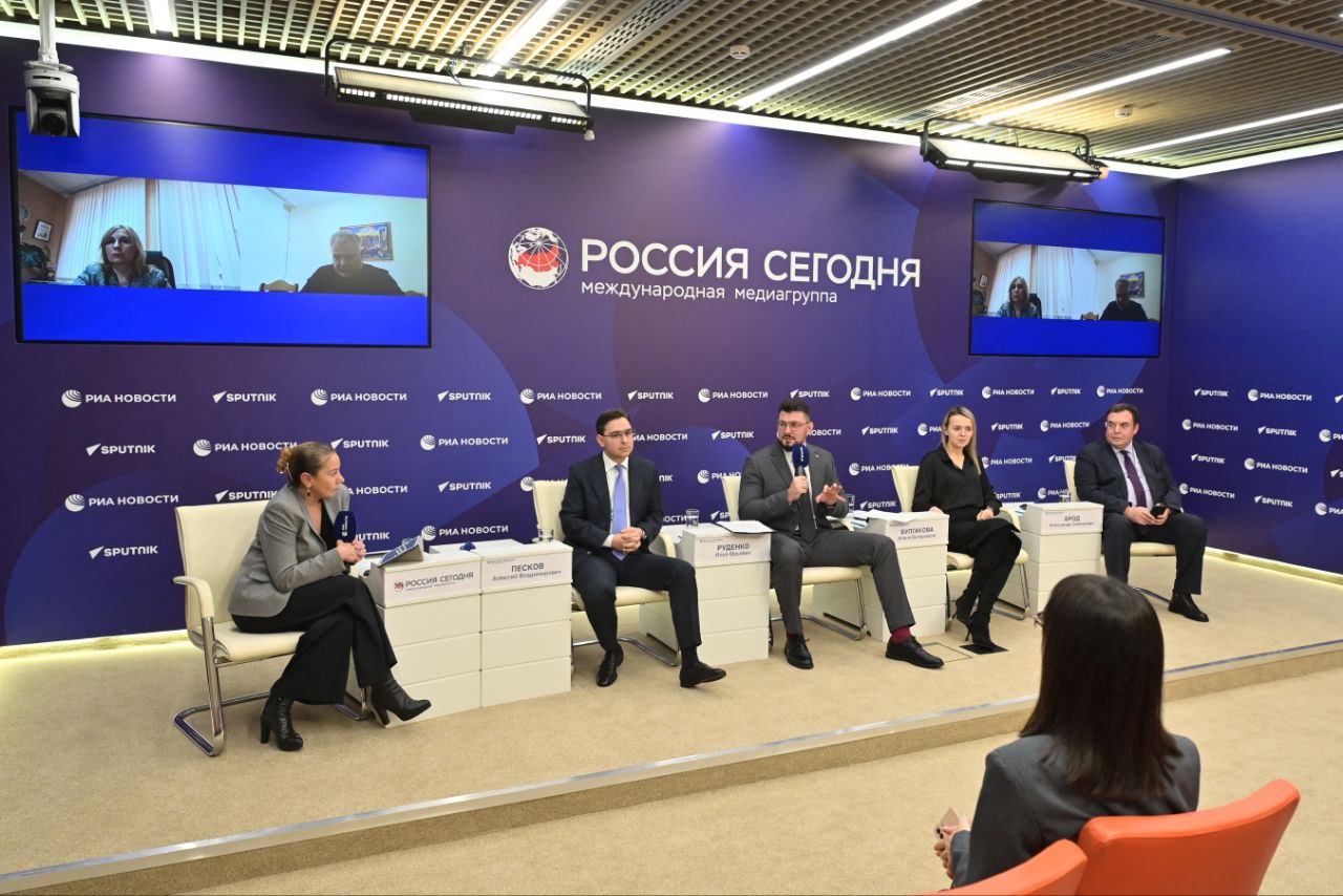 На Всероссийском Конгрессе наблюдателей 23 ноября обсудят новые подходы к подготовке общественного контроля за федеральными выборами 2026 Презентация масштабного события прошла в пресс центре МИА Россия сегодня  Всероссийский Конгресс объединит порядка 700 наблюдателей из 89 регионов В состав делегаций войдут наиболее активные и опытные наблюдатели  Идея проведения Всероссийского Конгресса как единой коммуникационной и образовательной площадки принадлежит самим наблюдателям  Главные задачи Конгресса укрепить сообщество наблюдателей к электоральному циклу 2026 повысить уровень их знаний и обсудить как можно улучшить инструменты мониторинга  Программа Всероссийского Конгресса формировалась на основе предложений наблюдателей будет включать различные форматы обмена опытом и обсуждений работу по тематическим направлениям и пленарные заседания  Тематические направления охватят вопросы информационной безопасности работы с технологиями эффективные коммуникации и развитие образовательных методик Подробнее о мероприятии в материале НОМ Фото МИА Россия сегодня