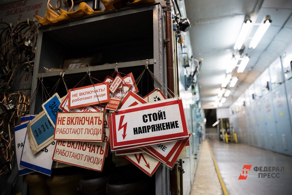 Из-за ухудшения погодных условий омские энергетики перешли на режим повышенной готовности В случае обрыва проводов и отключения электроэнергии на случай непредвиденных ситуаций подготовлены 32 резервных источника питания. Сибирские ссылки