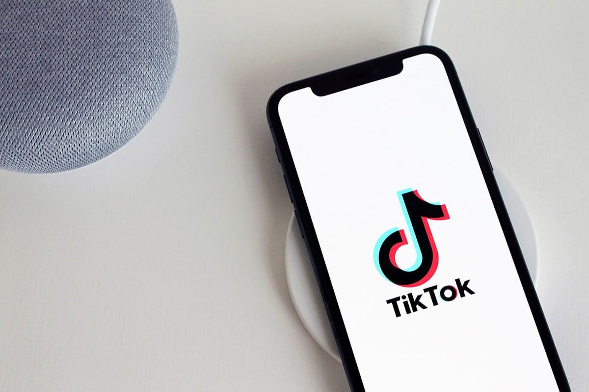 TikTok сократит сотни рабочих мест из-за автоматизации модерации  Администрация соцсети TikTok сократит нескольких сотен рабочих мест, так как теперь будет активнее использовать системы искусственного интеллекта. Под увольнение попадут сотрудники, которые ранее занимались модерацией контента на платформе.   В настоящее время видеосервис уже сочетает использование ИИ с работой модераторов. В ближайшие месяцы компания планирует более масштабные сокращения, так как собирается объединить некоторые региональные подразделения.   Сейчас у TikTok около 110 тысяч сотрудников по всему миру. Ранее появлялась информация об увольнении как минимум 700 сотрудников в Малайзии.   Ранее ВТъ сообщал, что Google сократит около 12 тысяч сотрудников из-за «потрясений в технологическом секторе». Решение затронет всю корпорацию, в том числе инженеров и менеджеров. Пострадавшим сотрудникам уже отправили электронные письма.  #технологии #мир #общество